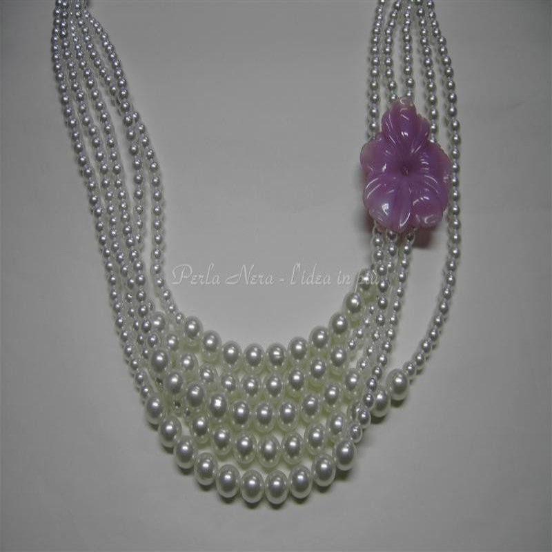 Collana di perle bianche
